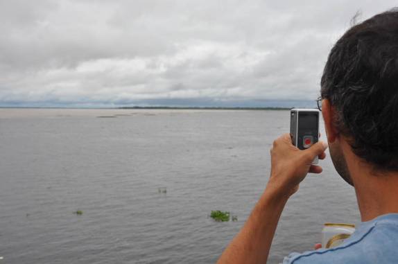 Filmando o famoso 'encontro das águas', ponto de encontro entre os rios Negro e Solimões, formando o Rio Amazonas